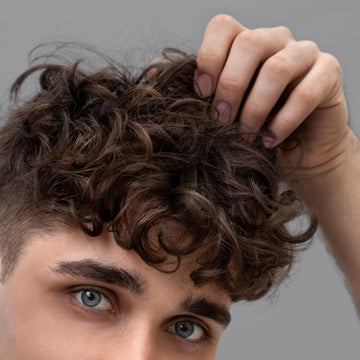 Homme appliquant gel originel en gel coiffant – NaturAloé