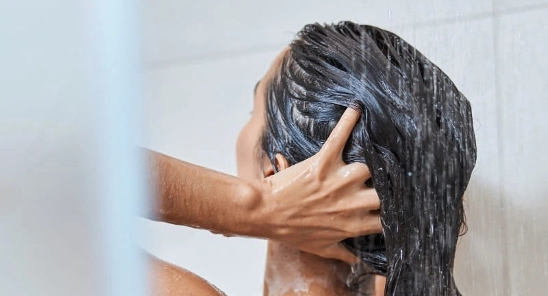Chute de cheveux d'automne : pourquoi maintenant et que faire