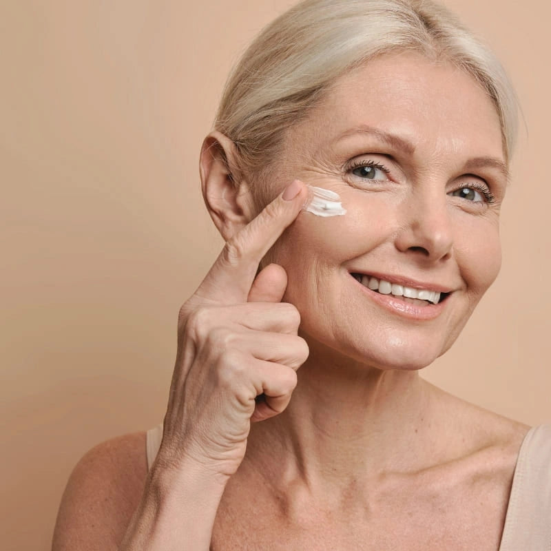 Femme appliquant une crème anti-rides sur le visage - NaturAloé