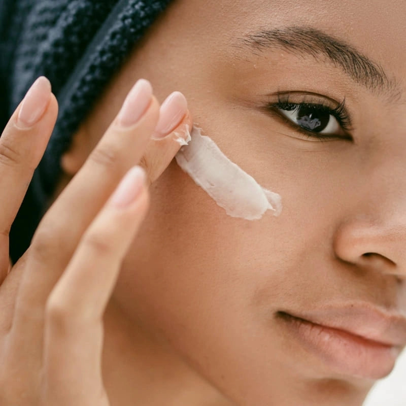 Femme appliquant une crème hydratante visage naturelle - NaturAloé