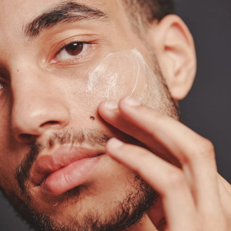 Homme appliquant une crème hydratante visage bio - NaturAloé