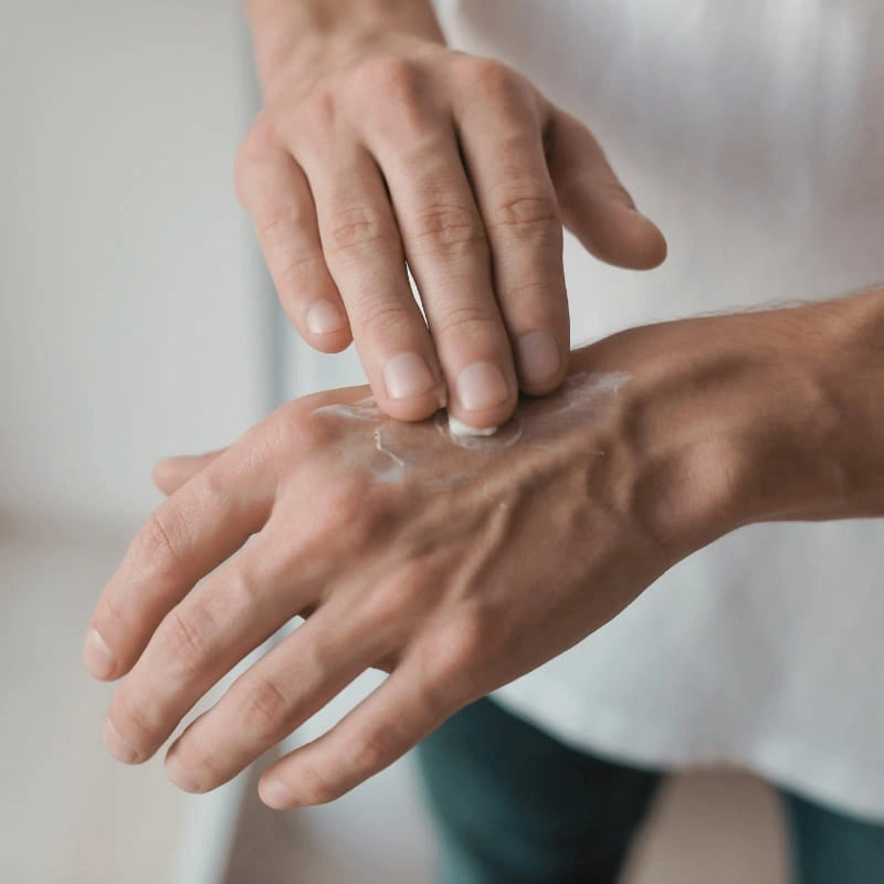 Application de crème hydratante sur mains sèches - NaturAloé