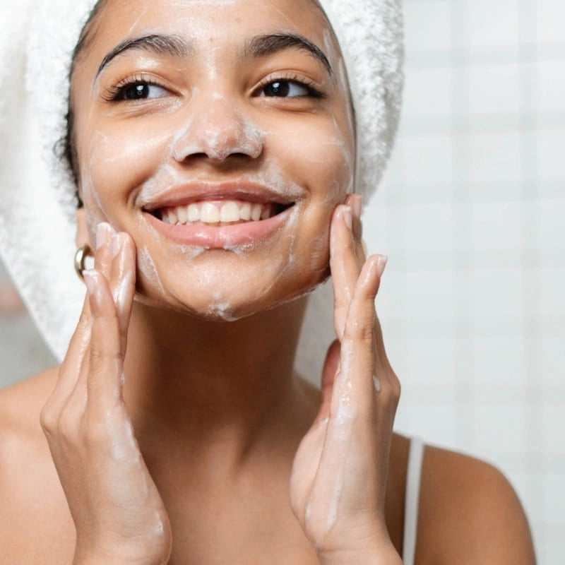 Femme nettoyant son visage avec l’émulsion à l’Aloé Vera - NaturAloé