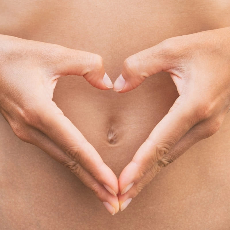 Femme mains en cœur sur son ventre – bien-être digestif avec le jus d’Aloé Vera – NaturAloé