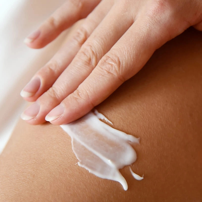 Application de lait corps hydratant sur la peau - NaturAloé