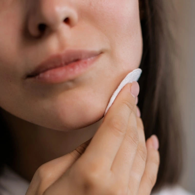 Application de la lotion tonique au coton sur le visage - NaturAloé