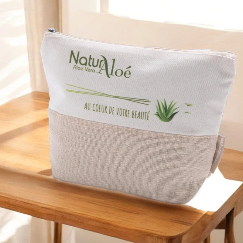 Trousse en coton bio - Posée sur une table en bois - NaturAloé