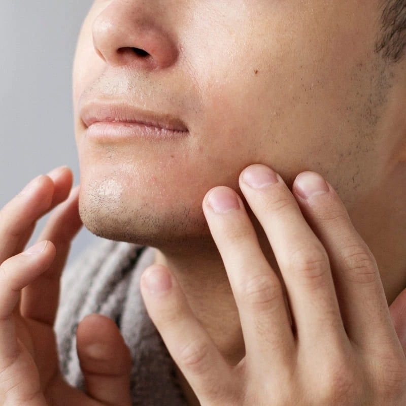 Homme appliquant gel multi-actions après-rasage – NaturAloé