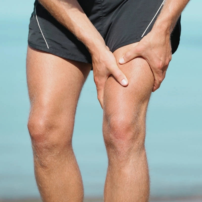 Homme appliquant thermo-gel sur courbatures – NaturAloé