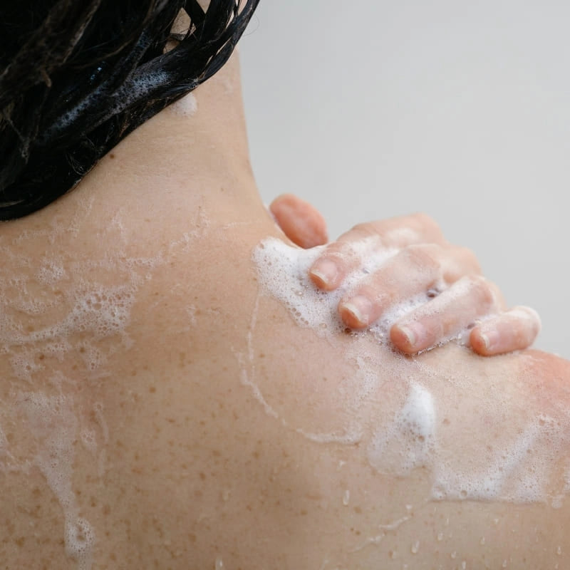 Application du Gel Douche sur peau dans Routine Hydratation – NaturAloé