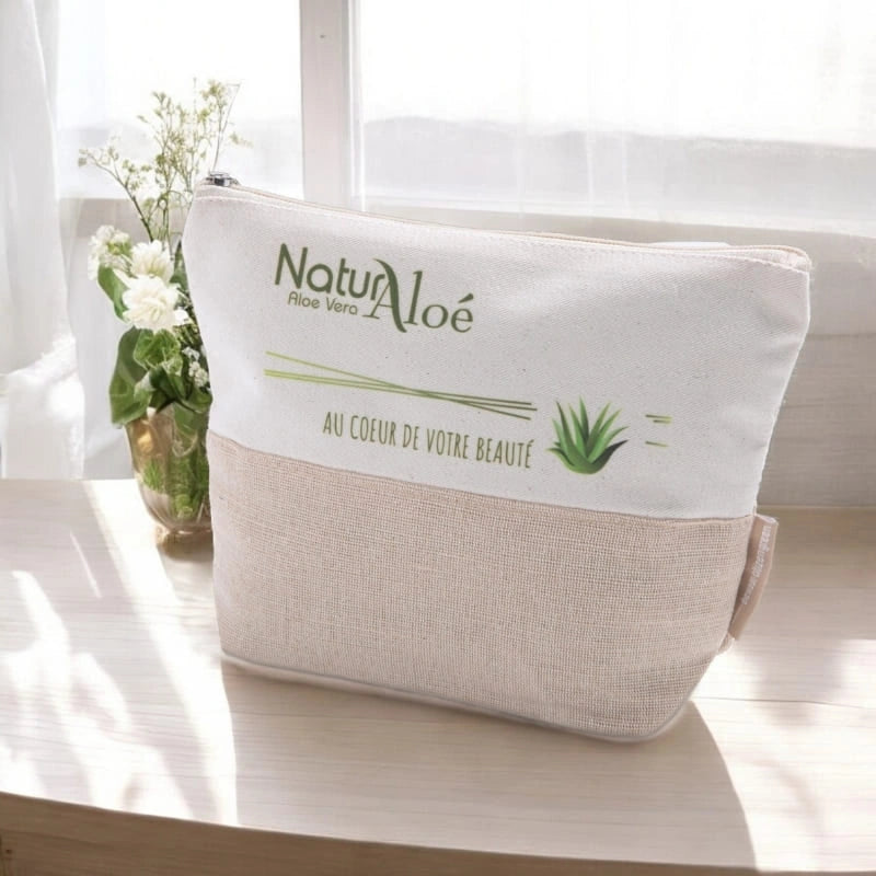 Trousse en coton bio - Posée sur une table en bois - NaturAloé