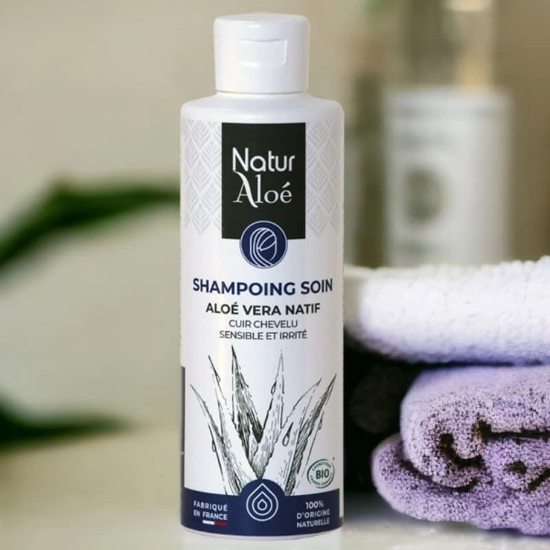 Shampoing Soin à l’Aloé Vera Bio – posé dans une salle de bain - Naturaloé