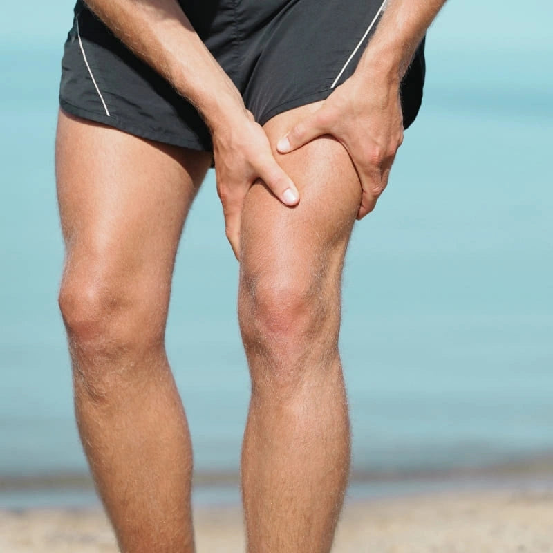 Homme appliquant ThermoGel sur la cuisse douloureuse - NaturAloé